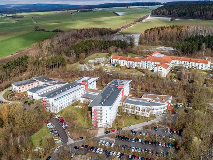 Gebäudeansicht der Deister Weser Kliniken aus der Vogelperspektive
