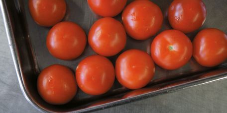 Tomaten in Edelstahlbehälter