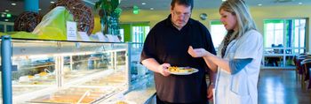 Ernährungsberaterin klärt über gesunde Lebensmittelam Buffet auf