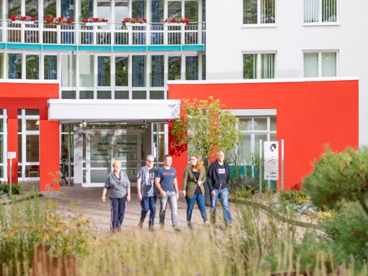 Patienten vor dem Eingang der MEDICLIN Seepark Klinik