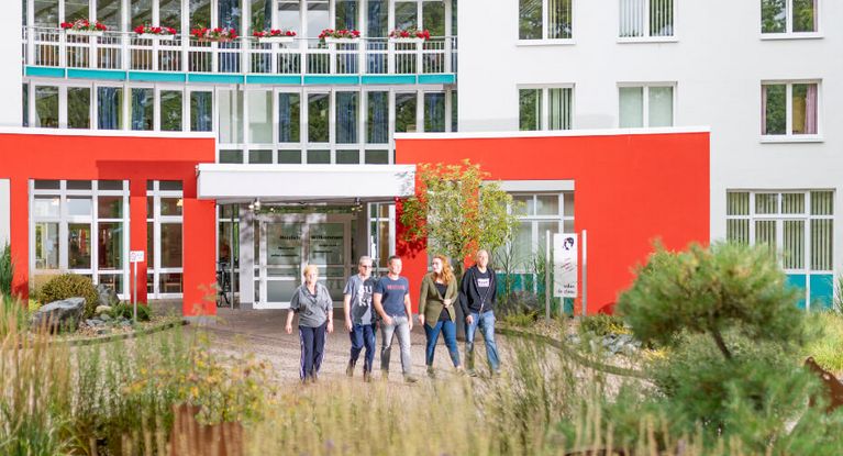 Patienten vor dem Eingang der MEDICLIN Seepark Klinik