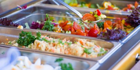 Buffet mit Gemüse und Nudeln