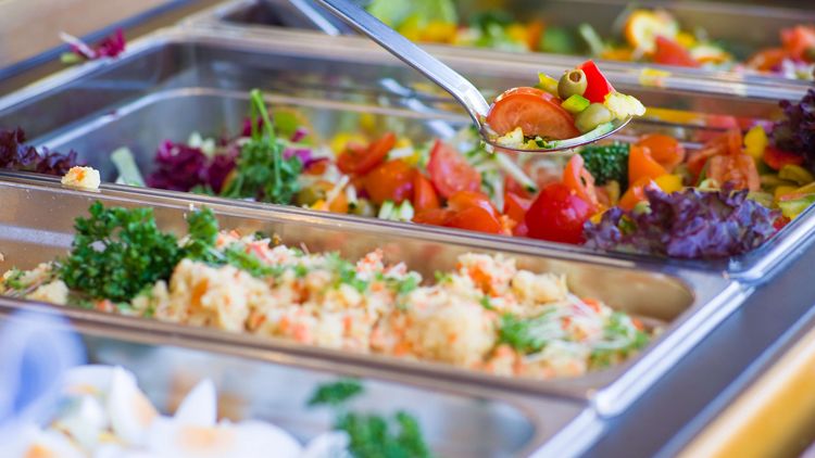 Buffet mit Gemüse und Nudeln