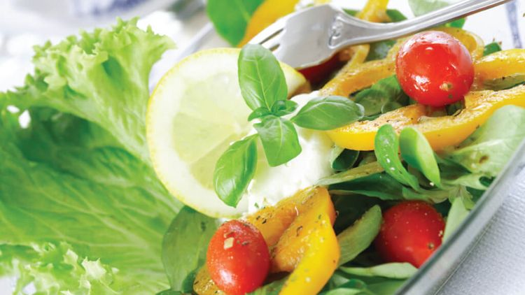 grüner Salat mit kleinen Tomaten