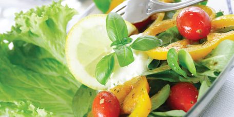 grüner Salat mit kleinen Tomaten