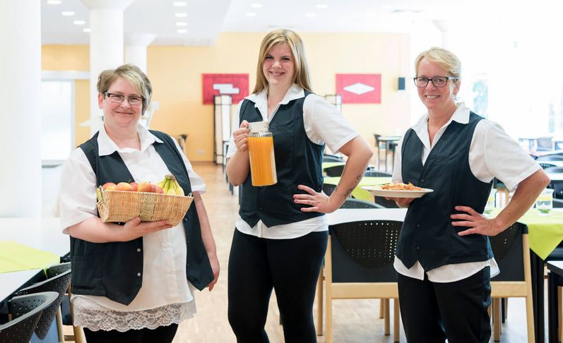Service Personal im Speisesaal
