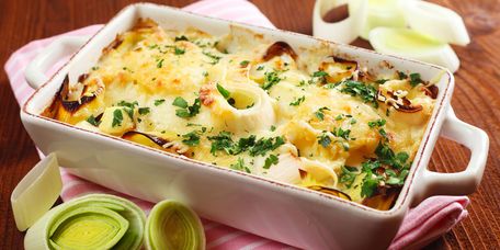 Nudelauflauf in weißer Form