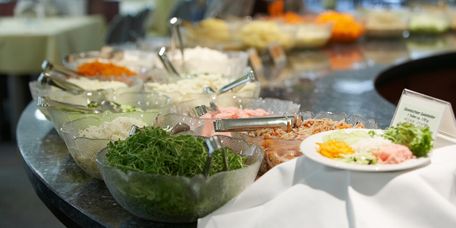 Salatbuffet mit Schüsseln