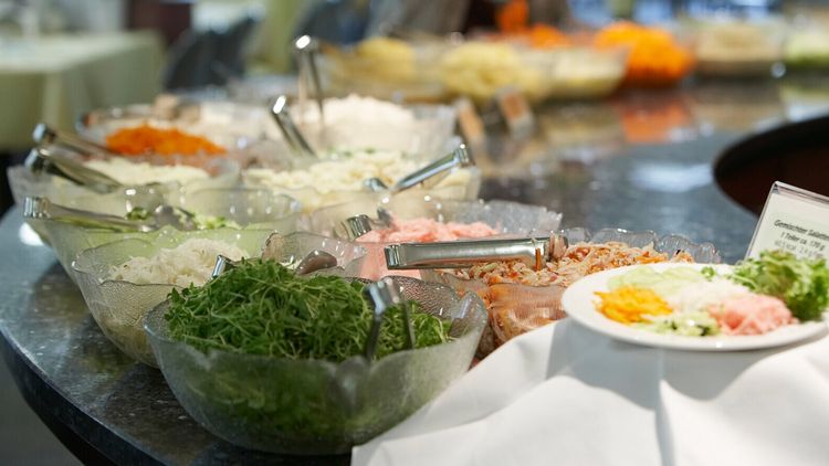 Salatbuffet mit Schüsseln