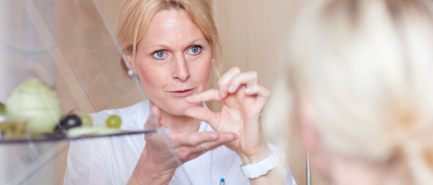 Ernährungsberatung erklärt einer Patientin, was gesunde Lebensmittel sind