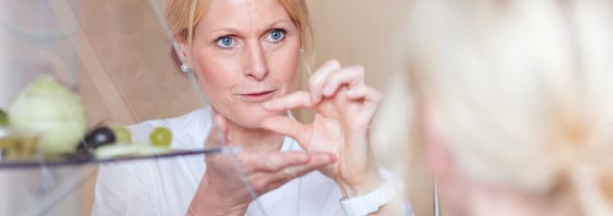 Ernährungsberatung erklärt einer Patientin, was gesunde Lebensmittel sind