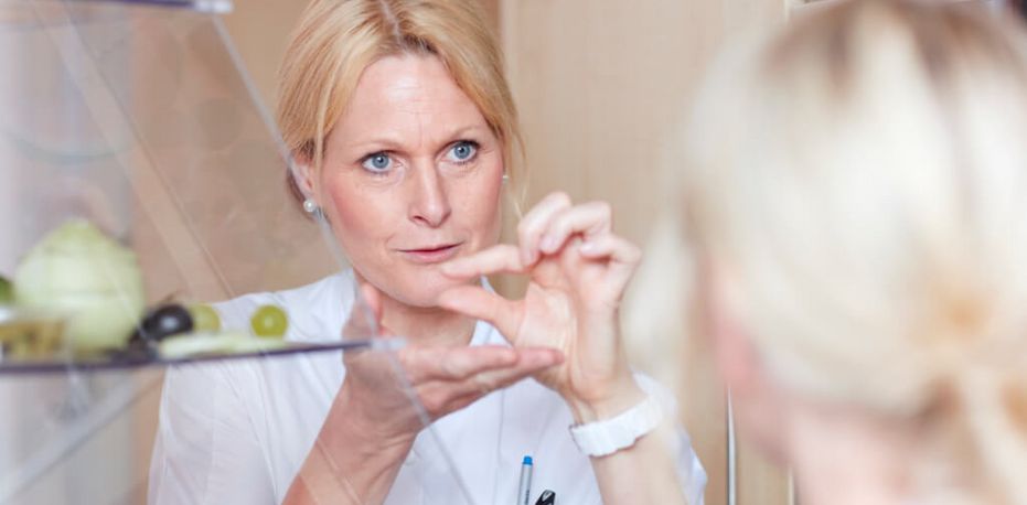 Ernährungsberatung erklärt einer Patientin, was gesunde Lebensmittel sind