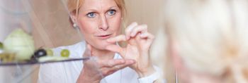 Ernährungsberatung erklärt einer Patientin, was gesunde Lebensmittel sind