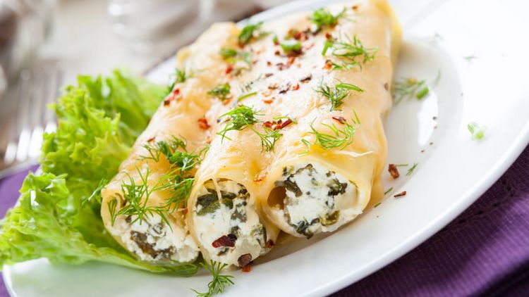 Canelloni mit Füllung auf einem Teller
