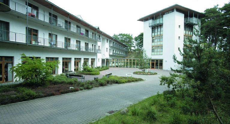 Eingang der MEDICLIN Dünenwald Klinik auf Usedom